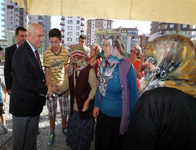 Başkan Yaşar Elleriyle Yemek Dağıttı