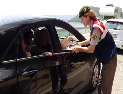 Jandarma, Tatil İçin Yola Çıkan Sürücüleri Şekerle Yolcu Etti