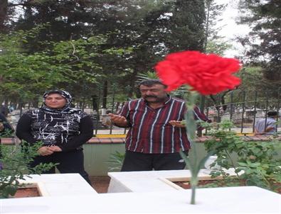 Dualar Edip Bayram Şekerlerini Kabir Başlarına Bıraktılar