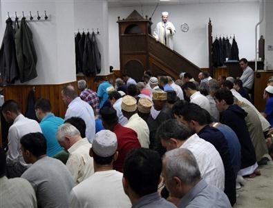 Paris’teki Müslümanlar Bayram Namazında Gazze İçin Dua Etti