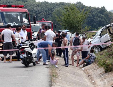 Riva yolunda feci kaza: 3 ölü 8 yaralı