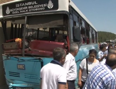 Ümraniye'de halk otobüsü kaza yaptı