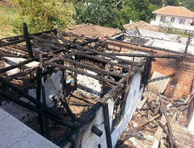 Elektrik Kontağından Çıkan Yangın İki Evi Kül Etti