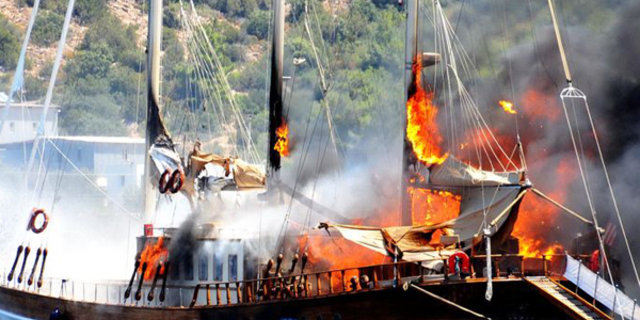 Bodrum'da süper lüks yatta yangın