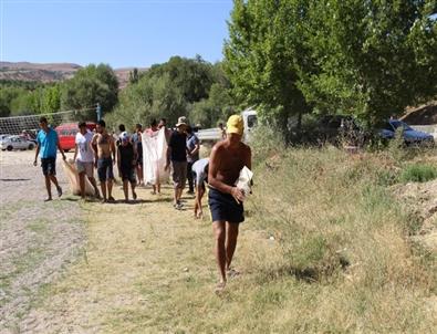 Çemişgezekliler Tağar Çayı'nda Kıyı Temizliği Yaptı