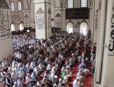 Ramazan’ın İlk Cumasında Vatandaşlar Türbe ve Camilere Akın Etti