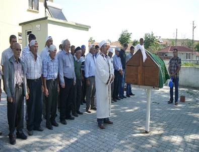 Yüz Nakli Olmasının Ardından Vefat Eden Salih Üslün Toprağa Verildi