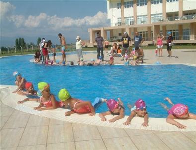 Yüzme Kursu, Çocuklar Havuzla Tanıştırdı