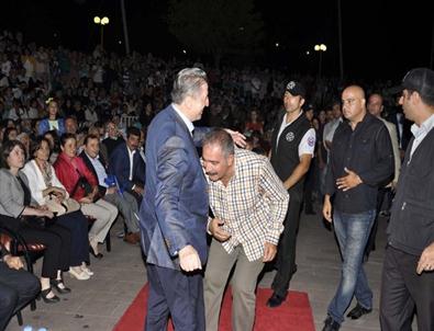 Fatih Kısaparmak Toptan’ın Elini Öpmeye Çalıştı