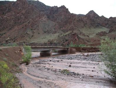 Oltu'da Sel Suları Köprü ve Menfezlere Zarar Verdi