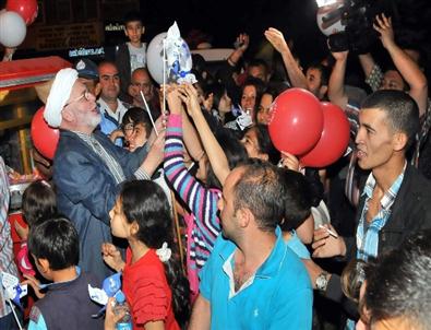 Temsili Nasreddin Hoca Çocuklara Hediye Dağıttı