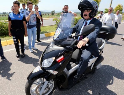 Vali Hüseyin Avni Coş, motosiklet kullandı