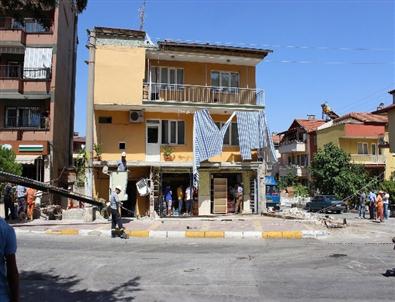 Denizli’deki Kazanın Ardından Temizlik Çalışmaları Başladı