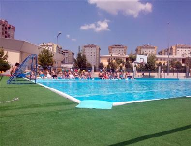 Küçükçekmece’de Çocuklara Portatif Havuz İmkanı