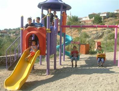 Dutluca’da Okul Bahçesi Çocuklara Park Oldu