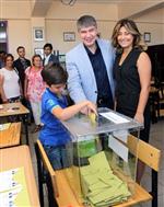 İMKB - Menderes Türel, Oyunu Eşi ve Çocuklarıyla Kullandı