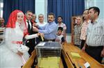 DÜĞÜN HEDİYESİ - Sandık Başına Giden Gelin-damada Başkan’dan 200 Tl