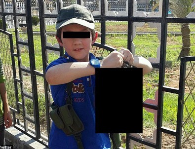 IŞİD militanı kesik kafayla oğluna poz verdirdi