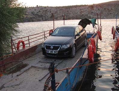 Arabanlı Sürücüler Fırat Nehri’nde Salla Araç Taşımacılığını Tercih Ediyor