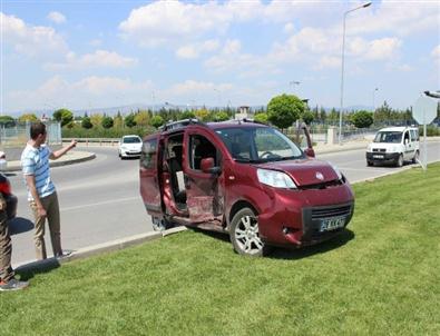 Kamyonetle Otomobil Çarpıştı Açıklaması