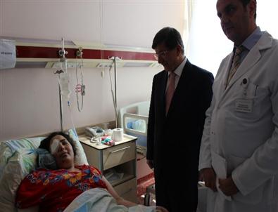 Bakan Davutoğlu, Gazzeli Hastaları Ziyaret Etti