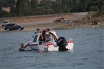 GURBETÇİ AİLE - Göl Ortasında Kalan Tekneyi Jandarma Kurtardı
