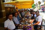 KALDIRIM İŞGALİ - Şehzadeler Belediye Başkanı Çelik Esnafla Kahvaltıda Buluştu