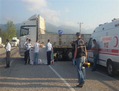 Yeni Aldığı Sürat Motoruyla Kamyonun Altına Girdi