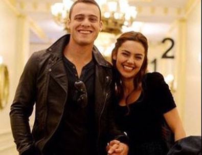 Kerem Bürsin sevgilisiyle el ele