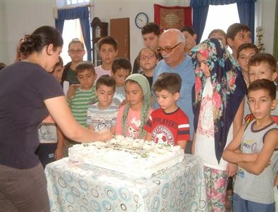 Burhaniye’de Öğrenciler Camide Yaş Günü Kutladı
