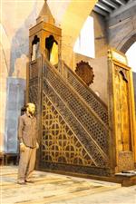 SULTAN CAMİİ - 5 Bin 426 Parça Ağaçtan Çivisiz Olarak Yapılan Minber Göz Kamaştırıyor