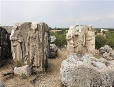 Antik Kentte Kabartmalı Mezar Bulundu