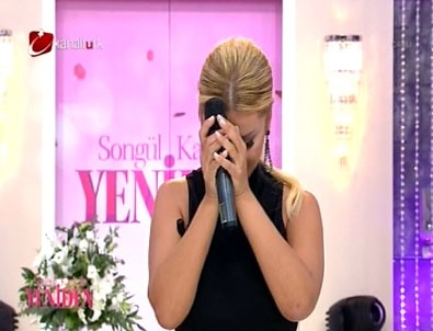 Songül Karlı yeni programını gözyaşlarıyla açtı