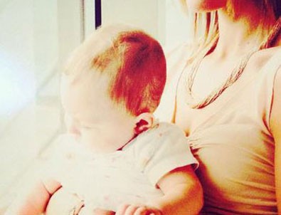 Meryem Uzerli kızının yüzünü ilk kez gösterdi