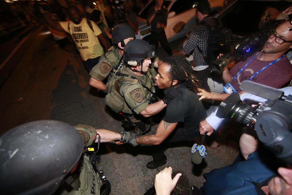 ABD polisi AA muhabirini kelepçe takarak gözaltına aldı