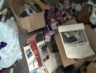 Chp’li Belediyeye Türk Bayrakları ve Atatürk Posterlerini Çöpe Attı Suçlaması