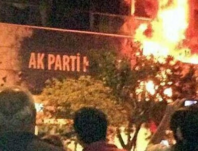 AK Parti binası ateşe verildi
