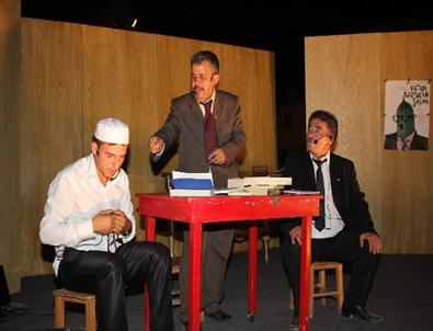 Balıklıova Köy Tiyatrosu İzleyenlerini Yine Eğlendirdi