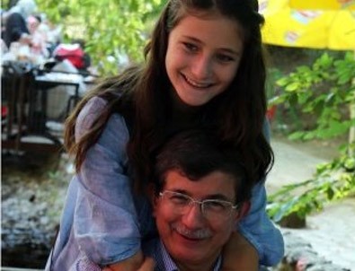 Davutoğlu'nun kızından Erdoğan'a: Lütfen babamı kovun