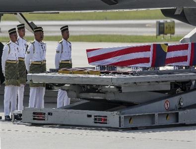 Düşen Malezya Uçağındaki Yolcuların Cenazeleri Ülkeye Getirildi