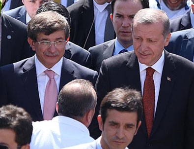 Erdoğan'a cuma namazında Davutoğlu eşlik etti