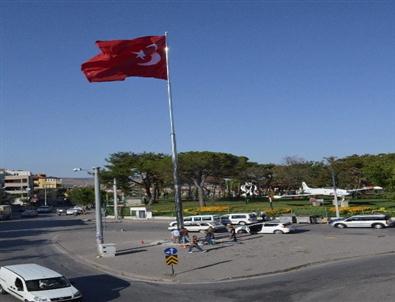 Karesi'ye Dev Türk Bayrağı