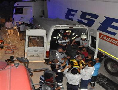 Gaziantep’te Tır, Minibüs İle Çarpıştı Açıklaması