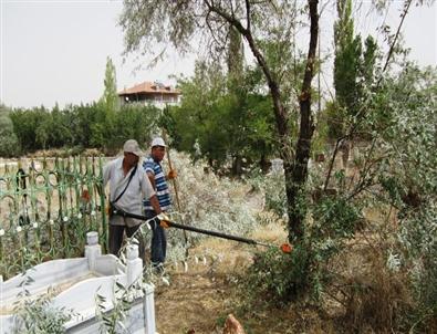 Elbistan’daki Mezarlıklarda Temizlik Çalışması