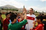 FUTBOL MAÇI - Futbol Köyünün Elçisi Emre Aşık, Erzurum Tff Ülker Futbol Köyünde