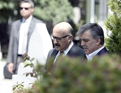 Abdullah Gül, Erbakan'ın kabrini ziyaret etti
