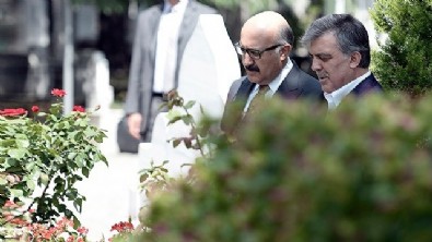 Abdullah Gül Erbakan'ın mezarında