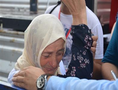 Mitingde Başbakana Ulaşamayan Kadının Gözyaşları