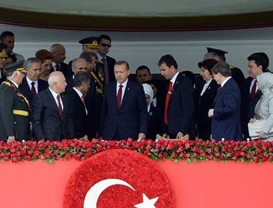 Erdoğan'ın eli havada kaldı