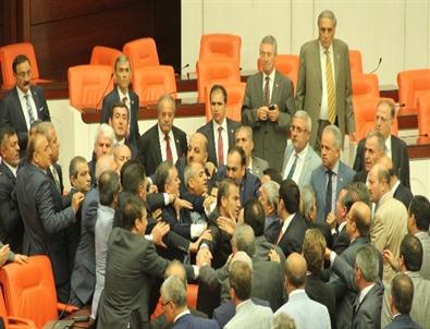 Mecliste Yumruklu Kavga